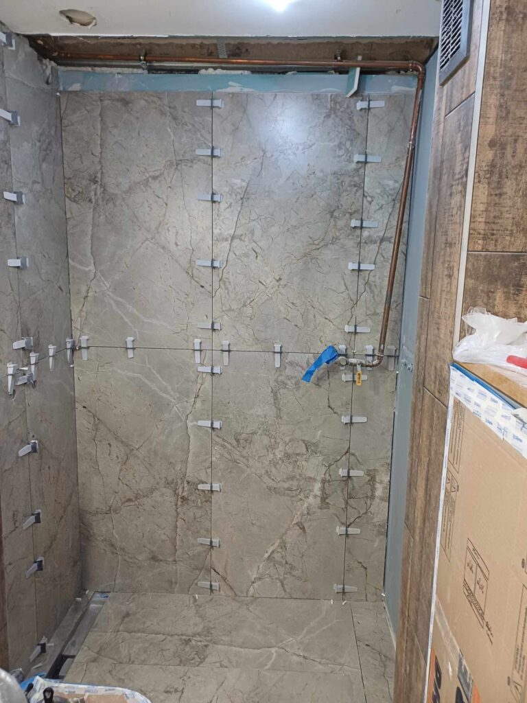 Łazienka w trakcie prac glazurniczych